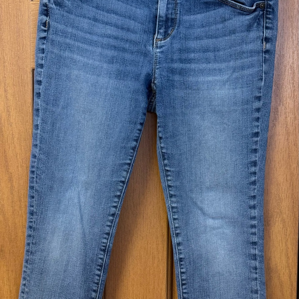 LOFT Women's Modern Cuffed Crop Jeans in Classic Blue size 6